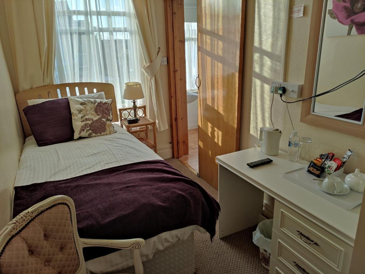 Cleve Court Hotel Paignton Room photo